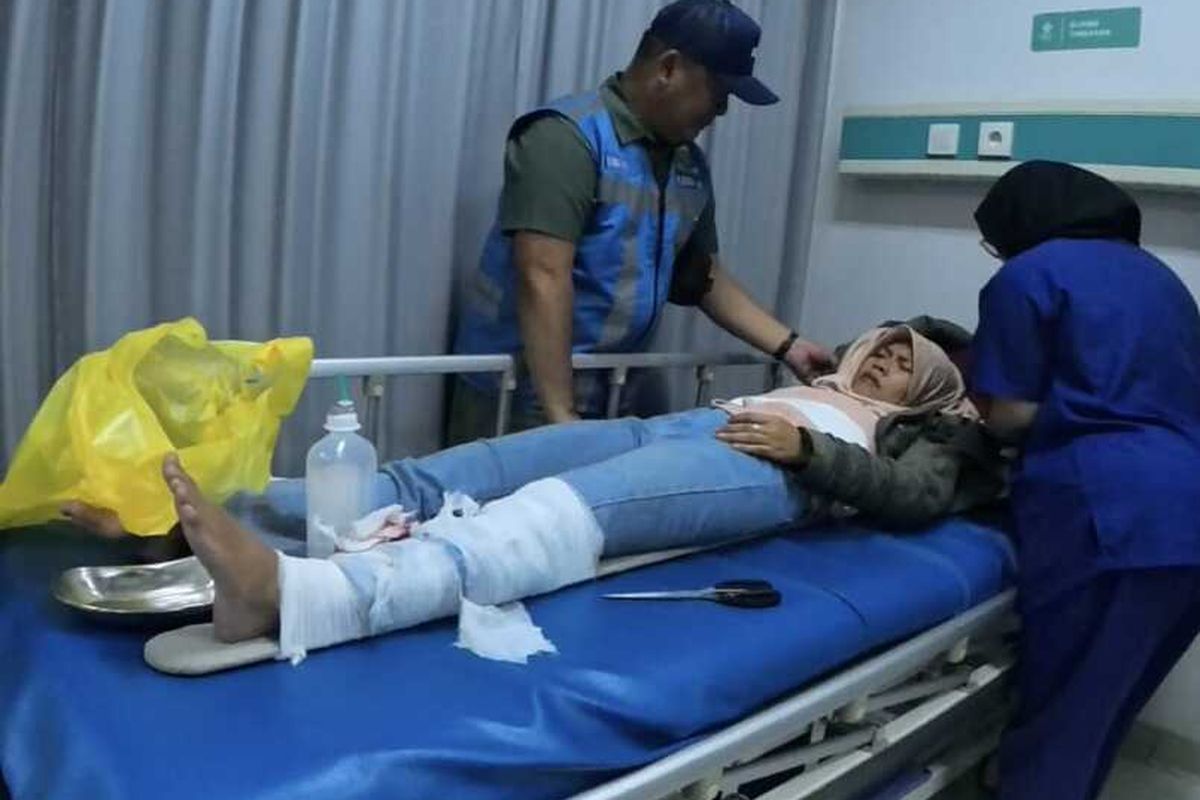 Kepala DLH Kota Bandung, Darto, mengantar petugas penyapu jalan yang menjadi korban tabrak sepeda motor saat membersihkan sampah sisa perayaan pergantian malam tahun baru.