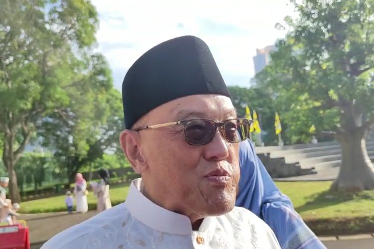 Ketua Dewan Pembina Partai Golkar Aburizal Bakrie menghadiri kegiatan shalat Id di Masjid Ainul Hikmah Kantor DPP Golkar, Palmerah, Jakarta Barat, Rabu (10/4/2024).