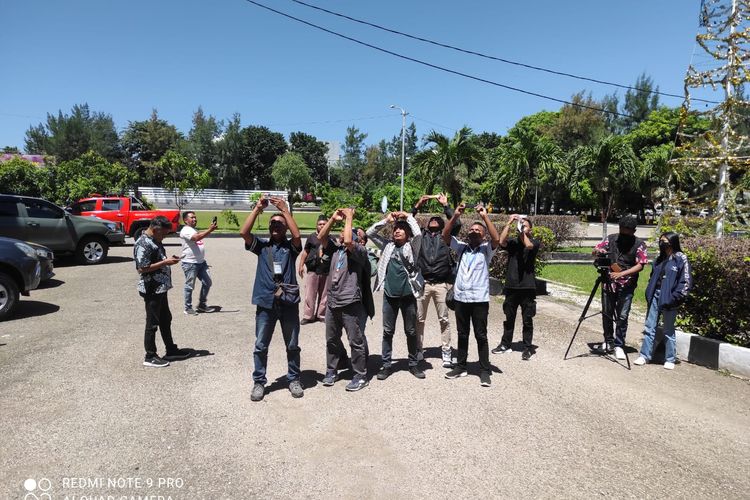 Warga beramai-ramai menyaksikan gerhana matahari di Kota Kupang, Kamis (20/4/2023) 