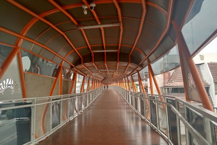 Skywalk Kebayoran penghubung Stasiun Kebayoran-Halte Velbak