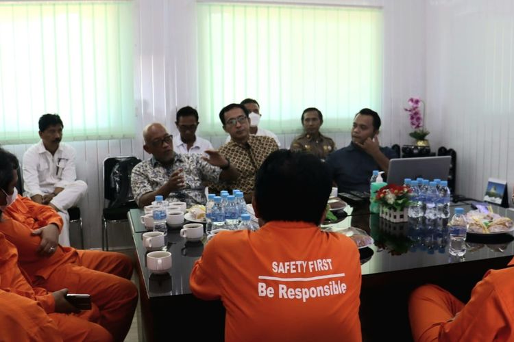 Kepala Badan Karantina Pertanian (Kabarantan) Bambang meninjau progres upaya penanggulangan virus ASF di Pulau Bulan, Batam, Kepulauan Riau (Kepri).