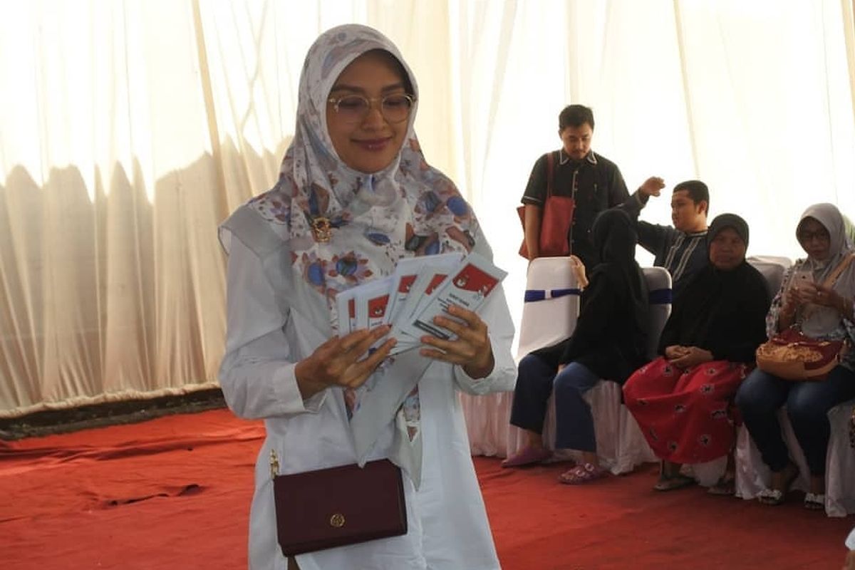 Bupati Probolinggo Tantriana Sari saat nyoblos di TPS dekat rumahnya, rabu (17/4/2019). Di TPS-nya, Jokowi meraih suara terbanyak.