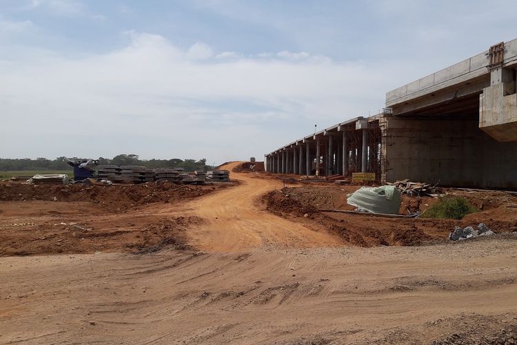 Titik kritis di ruas Tol Pemalang-Batang sepanjang 4,6 kilometer yang merupakan tanah lunak dan pembangunannya harus menggunakan vacuum consolidation methode (VCM). Kondisi fisik pada Sabtu (14/4/2018).