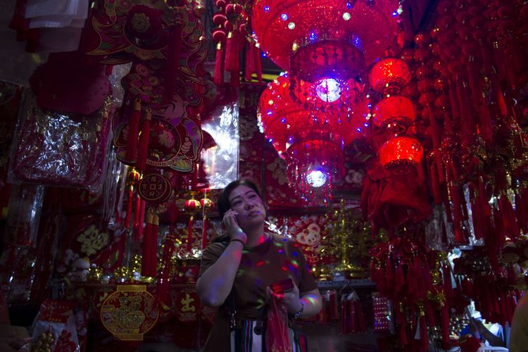 Menjelang perayaan tahun baru China (Imlek) 2571, Pedagang pernak-pernik Imlek mulai memadati kawasan Pecinan Glodok, Jakarta Barat, Selasa (14/1/2020). Berbagai macam dagangan seperti lampion, pakaian, bunga hiasan, dan angpau dijual dengan variasi harga yang berbeda.