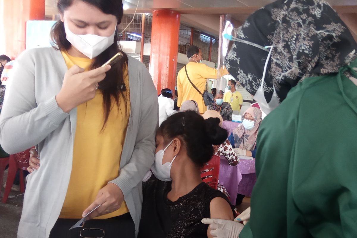 Salah satu peserta vaksinasi Covid-19 untuk pedagang pasaryang diadakan Dinas Perdagangan Kota Padang di Pasar Raya Padang, Kamis (4/3/2021). 