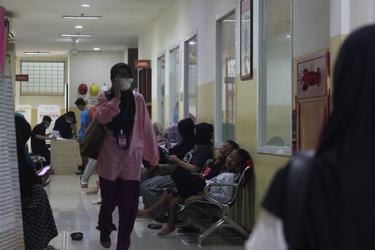 Mengenakan masker, seorang pengunjung RS Dr. Hafiz Cianjur, Jawa Barat berjalan menyusuri lorong. Di rumah sakit ini, seorang pasien diduga suspect virus corona tengah diisolasi di ruangan khusus.