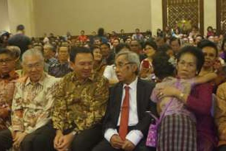 Gubernur DKI Jakarta Basuki Tjahaja Purnama dan politisi senior PDI-P Sabam Sirait 