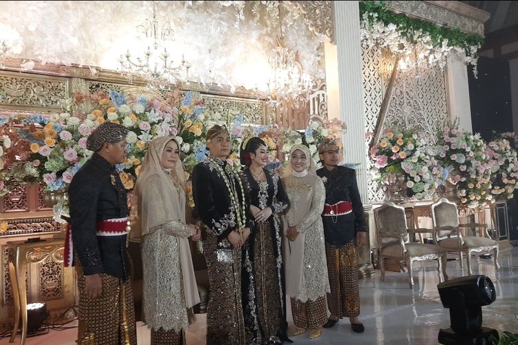 Shinta Bachir resmi menikah dengan Indra Kristianto pada Minggu (12/3/2023) di Gedung Pewayangan, Taman Mini Indonesia Indah, Jakarta Timur.
