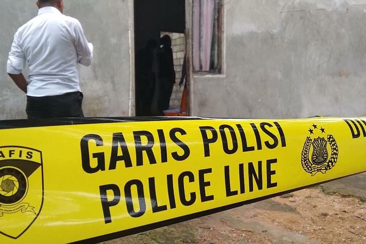 Satreskrim Polres Baubau melakukan penyelidikan terhadap tewasnya seorang ibu rumah tangga, Satri Malik (SM) yang ditemukan tewas di rumah kontrakan di Lingkungan Perumnas Kelurahan Waruruma, Kecamatan Kokalukuna, Kota Baubau, Sulawesi Tenggara, Senin (15/1/2024) siang.