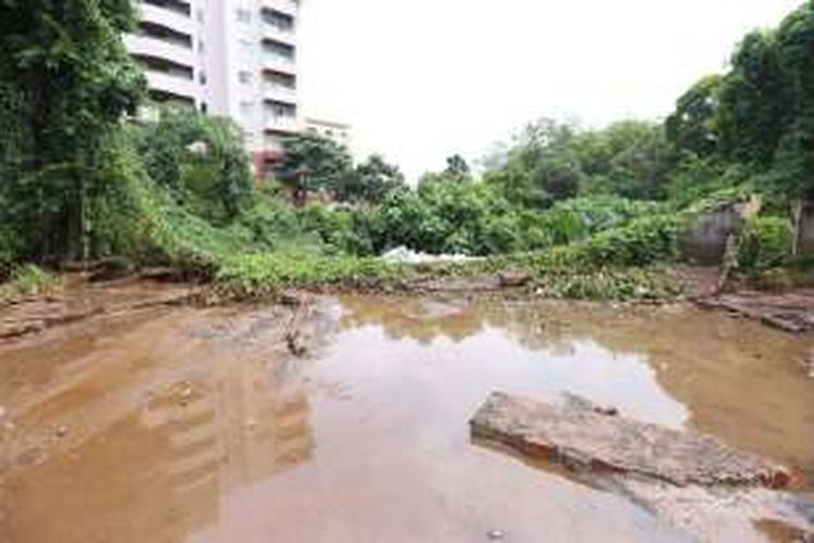 Tembok pembatas Kali Krukut jebol yang menyebabkan kawasan Kemang Selatan terendam, Sabtu (27/8/2018).