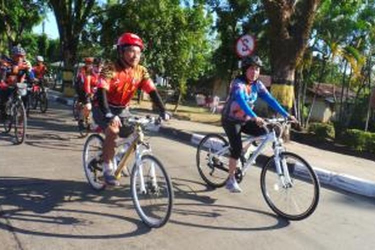 (kiri-kanan) Wakil Pemimpin Redaksi Kompas Budiman Tanuredjo gowes bersama Menteri Pariwisata dan Ekonomi Kreatif Mari Elka Pangestu dari Pangkep menuju Makassar, Sulawesi Selatan, Minggu (31/8/2014). Gowes kali ini merupakan etape terakhir rombongan Kompas Jelajah Sepeda Manado-Makassar.