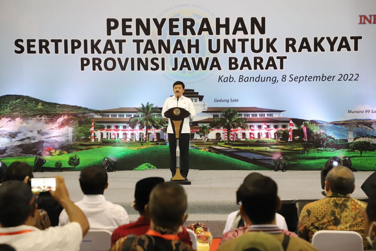 Menteri ATR/BPN Hadi Tjahjanto membagikan 2.500 sertifikat kepada warga Jawa Barat di Stadion Si Jalak Harupat, Kabupaten Bandung, Jawa Barat.