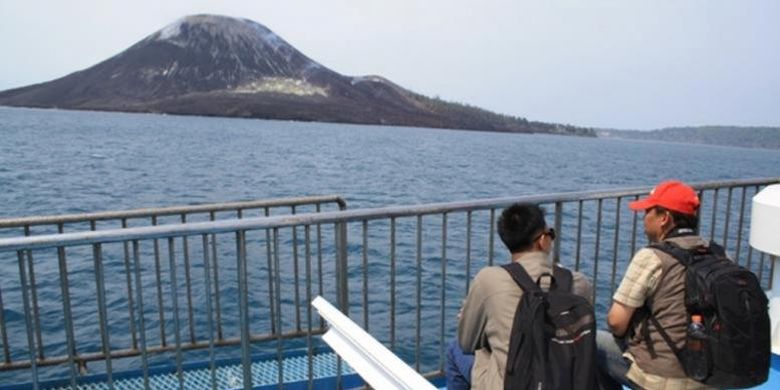 Wisatawan domestik mengikuti tur Gunung Anak Krakatau saat acara Festival Krakatau 2012.