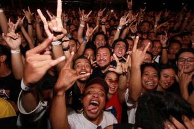 Para penonton di Kelas Festival menunjukkan salam metal ketika menunggu band Metallica tampil dalam konser mereka di Stadion Utama Gelora Bung Karno, Senayan, Jakarta Pusat, Minggu (25/8/2013) malam.