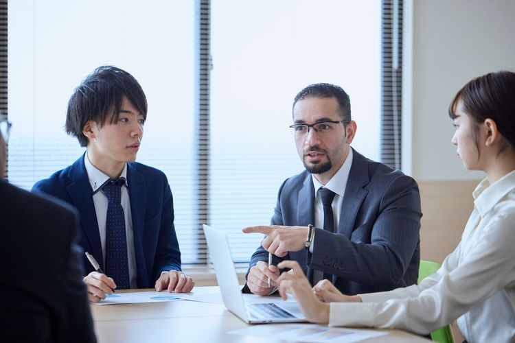 Ilustrasi orang Jepang yang duduk bersebelahan dengan orang asing.