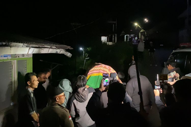 Jenazah Almarhumah Yana Mulyana (41 tahun) saat tiba dihalaman rumah duka yang beralamat di Kelurahan Selabatu Rt6/Rw7 , Kecamatan Cikole, Kota Sukabumi Jawa Barat pada Rabu (5/2/2024) sekira pukul 23.30 WIB.