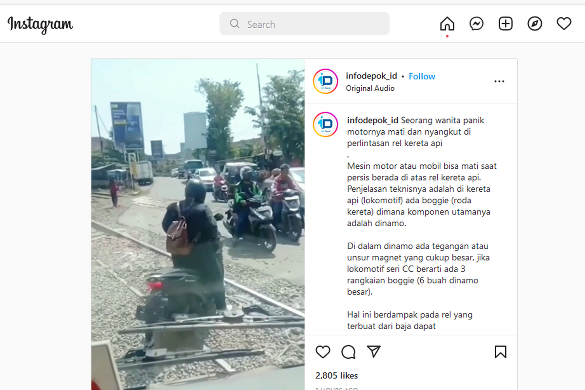 Pengendara motor kesulitan melewati perlintasan kereta api