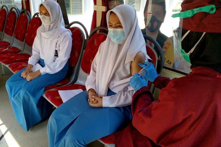 Siswi SMA Negeri 1 Kota Blitar menjalani suntikan vaksin Covid-19 di bus vaksinasi keliling, Senin (26/7/2021)