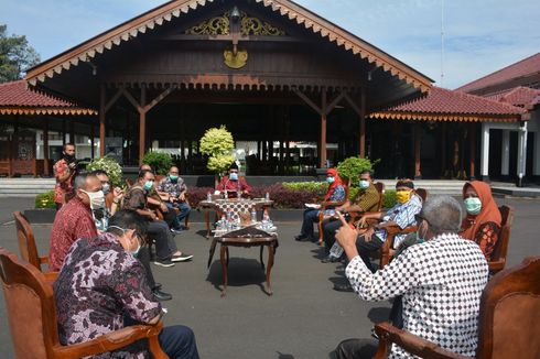 Pejabat Banyumas Rapat Sambil Berjemur, Bahas Langkah Represif untuk Bubarkan Kerumunan