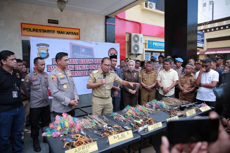 Kepala Polrestabes Makassar, Kombes Polisi Budhi Haryanto bersama Forum Koordinasi Pimpinan Daerah (Forkopimda) Makassar memusnahkan 940 anak panah atau busur hasil serahan Batalyon 120 (B120) di halaman markas Polrestabes Makassar, Selasa (13/9/2022).