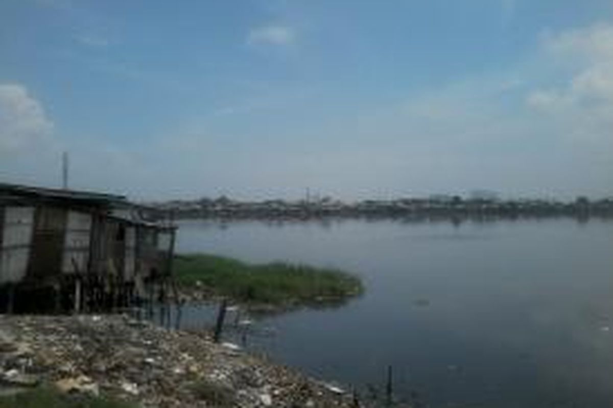 Rumah di pinggiran Waduk Pluit sisi selatan.