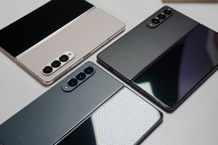 Samsung Galaxy Z Fold 4 varian warna Beige, Phantom Black, dan Graygreen.