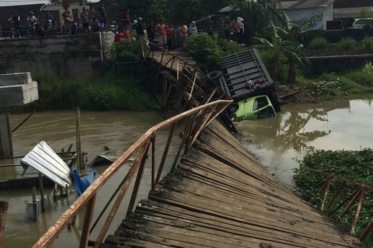 Sebuah truk masuk ke sungai akibat jembatan kayu di Desa Rejosari,  Kecamatan Mijen,  Kabupaten Demak,  Jateng,  putus, Senin (27/3/2017)