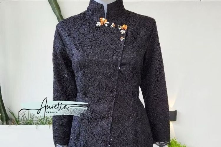 Kebaya janggan Aurelia warna hitam. Menjelang wisuda, berikut rekomendasi kebaya wisuda yang bisa dijadikan inspirasi. Harganya Rp 130.000-an.