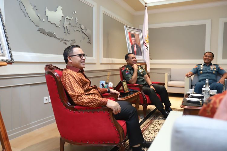 Menteri Pendayagunaan Aparatur Sipil Negara Reformasi Birokrasi (Menpan-RB) Abdullah Azwar Anas dalam pertemuan dengan Panglima TNI Jenderal Agus Subiyanto di Jakarta, Kamis (11/1/2024).