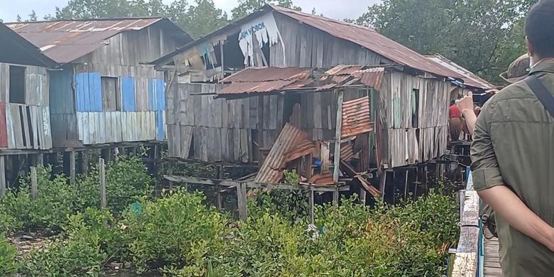 Kondisi Rumah Warga Kampung Rufei, Sorong, Papua Barat Daya yang dihuni oleh 3-5 keluarga, diambil pada Selasa (15/1/2024).