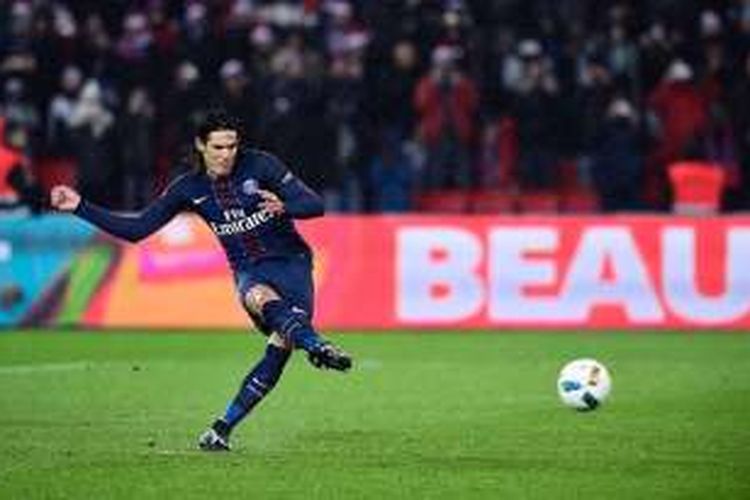 Penyerang PSG, Edinson Cavani, mengeksekusi penalti pada pertandingan kontra Lorient, Rabu (21/12/2016). 