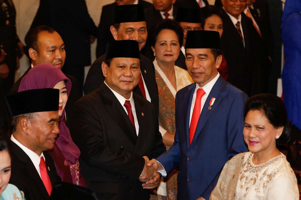 Menteri Pertahanan, Prabowo Subianto mendapat ucapan selamat dari Presiden RI, Joko Widodo saat pelantikan menteri-menteri Kabinet Indonesia Maju di Istana Negara, Jakarta, Rabu (23/10/2019). Presiden RI Joko Widodo mengumumkan dan melantik menteri-menteri Kabinet Indonesia Maju.