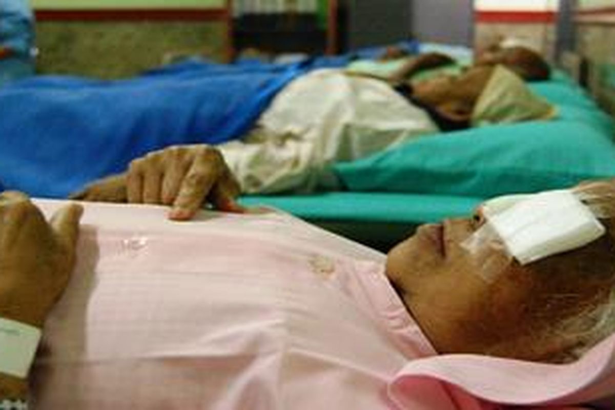 Beberapa warga miskin di Kota Malang yang menjalani operasi katarak secara gratis, di Klinik Mata Kota Malang, Sabtu (7/5/2011).