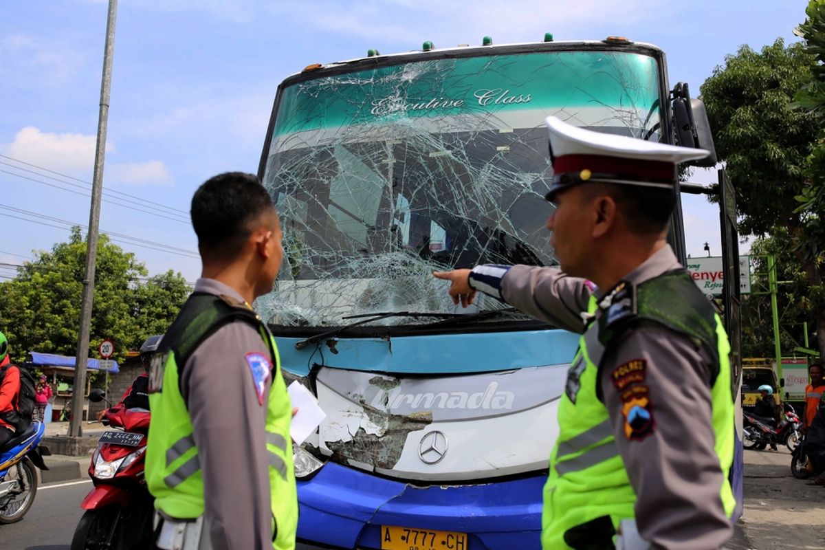 Petugas polisi mengamankan lokasi kecelakaan bus penumpang di Jalan Raya Boyolali - Solo Km. 4 Mojosongo Boyolali, Jawa Tengah, Rabu (21/6/2017). Kecelakaan beruntun ini melibatkan bus Armada Jaya Perkasa, Toyota Alphard, mobil boks Mitsubishi Canter, dan tiga unit sepeda motor