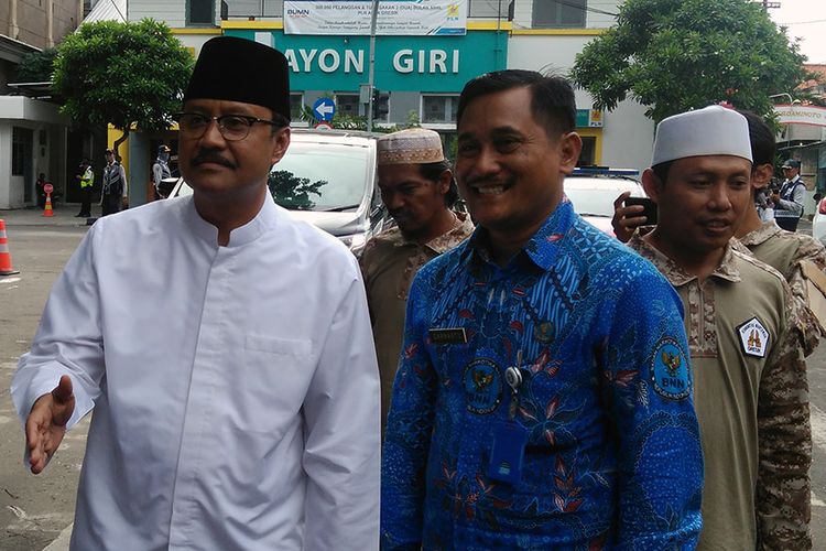 Gus Ipul (kiri) saat menghadiri peringatan Hari Pers Nasional (HPN) 2018, yang dilaksanakan oleh Komunitas Wartawan Gresik.