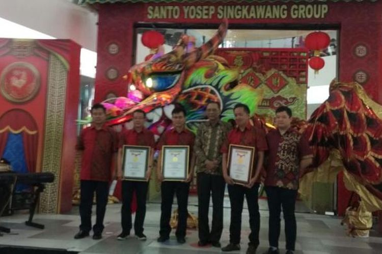 Penyerahan piagam Rekor Muri untuk replika naga yang berhasil memecahkan rekor sebagai naga terpanjang dengan panjang 178 meter di Singkawang, Kalimantan Barat, Kamis  (9/2/2017).