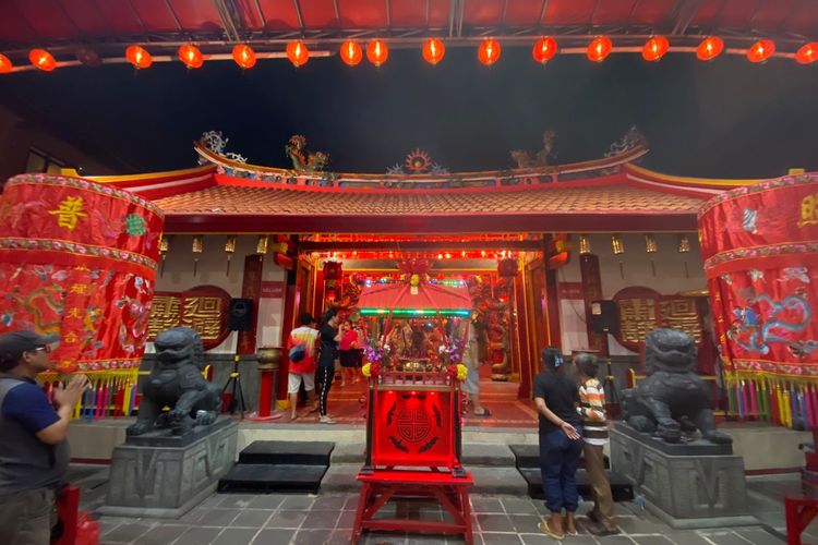 Suasana malam di Vihara Dhanagun sebelum Cap Go Meh 2023 di Bogor, Sabtu (4/2/2023). 