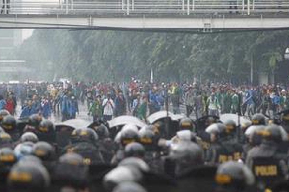 Ilustrasi: Mahasiswa yang menolak kenaikan harga BBM, terlibat bentrok dengan polisi saat melakukan aksi unjuk rasa menuju Istana Kepresidenan, di Jalan Medan Merdeka Timur, Jakarta, Selasa (27/3/2012). 
