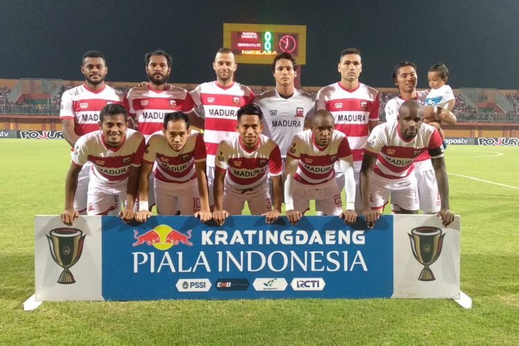 Tim Madura United di babak 16 besar Piala Indonesia saat menghadapi Sriwijaya FC di Stadion Gelora Ratu Pamelingan.
