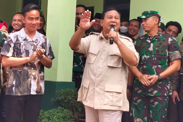 Menteri Pertahanan Prabowo Subianto menyerahkan bantuan kendaraan operasional bagi Babinsa di Solo. Prabowo tampak didampingi Wali Kota Solo Gibran Rakabuming Raka dan Kasdam IV/Diponegoro Brigjen TNI Deddy Suryadi di Makoramil 03/Serengan.