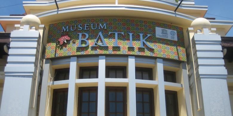 Museum Batik Pekalongan menjadi salah satu ikon Kota Pekalongan. Museum yang diresmikan oleh Presiden Susilo Bambang Yudhoyono pada 12 Juli 2006 ini menempati bekas Gedung Balai Kota Pekalongan di Jalan Jetayu nomor 1, Kota Pekalongan. Fasilitas yang dimiliki museum ini terdiri dari ruang koleksi batik, ruang perpustakaan, kedai batik, ruang workshop batik, ruang pertemuan, dan ruang konsultasi atau pelayanan hak kekayaan intelektual (HKI).

