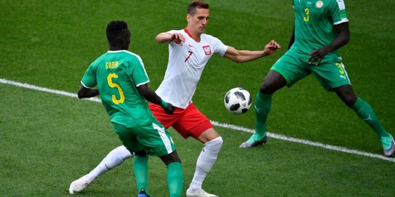Arkadiusz Milik mencoba melewati kawalan Idrissa Gueye pada pertandingan Polandia vs Senegal di Stadion Spartak, 19 Juni 2018. 