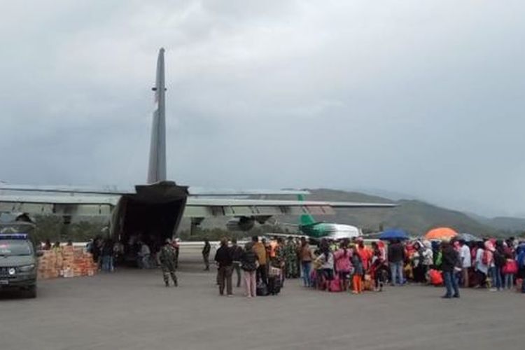 Lanud Silas Papare Jayapura digunakan untuk mendaratkan para pengungsi dari Wamena.