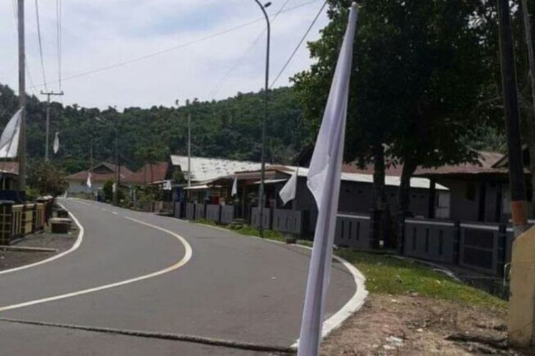 Warga mengibarkan bendera putih sebagai bentuk protes aktivitas PLTU.