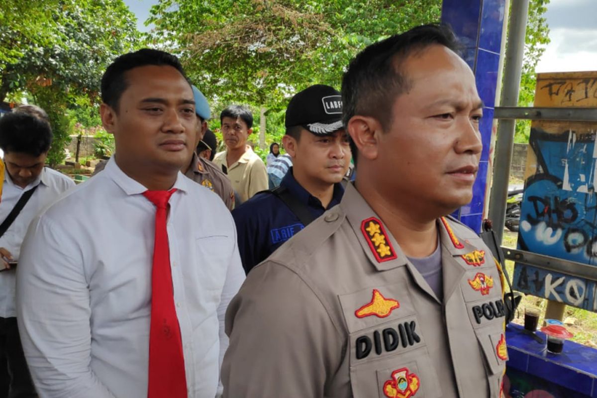 Polisi lakukan olah tkp lanjutan di TPU Mutiara,  Pancoran Mas,  Depok,  Kamis (3/01/2019).