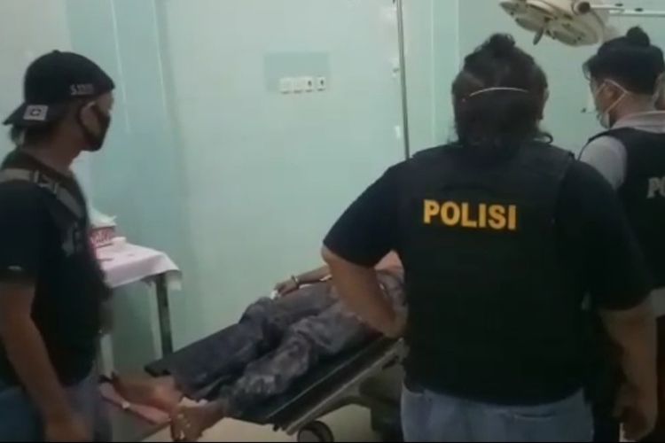 Polisi saat menginterogasi pelaku pencurian yang terbaring mendapat perawatan di RSUD Brebes, Minggu (3/5/2020) malam (Foto: Dok Polres Brebes)