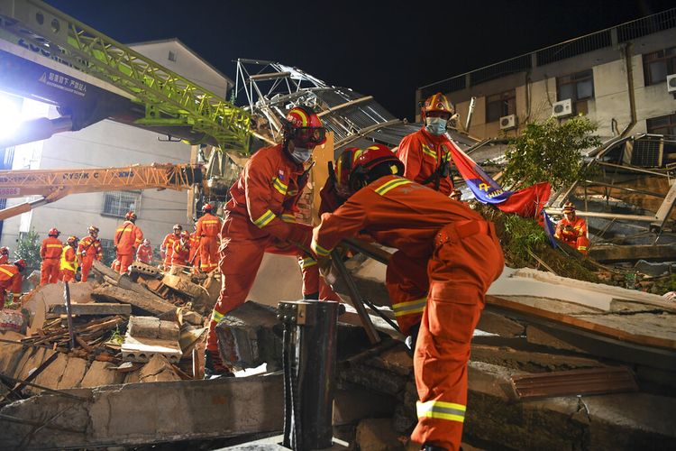 Foto yang dirilis Xinhua menunjukkan tim penyelamat bekerja mencari korban selamat dalam insiden hotel ambruk di Suzhou, timur China, pada 12 Juli 2021.