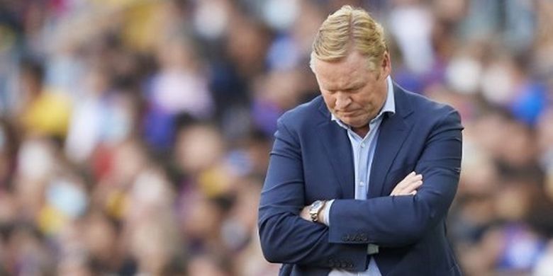 Ekspresi Ronald Koeman saat menjadi pelatih Barcelona dalam laga kontra Real Madrid di Stadion Camp Nou pada 24 Oktober 2021. (Foto oleh Jose Breton/Pics Action/NurPhoto) (Photo by Jose Breton / NurPhoto / NurPhoto via AFP)