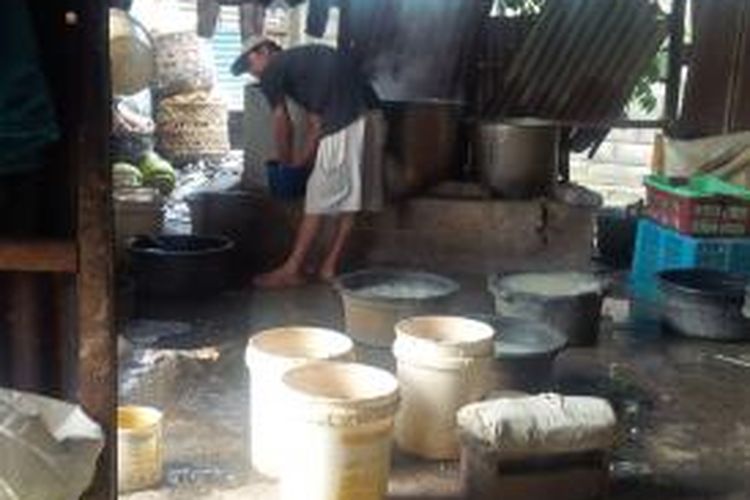 Pembuatan adonan bakso goreng di Pasar Induk Gedebage Bandung.