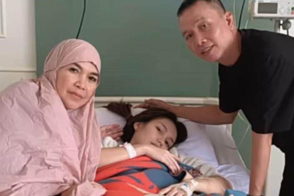 Umi Kalsum (kiri) dan Ayah Ojak (kanan) temani Ayu Ting Ting di rumah sakit